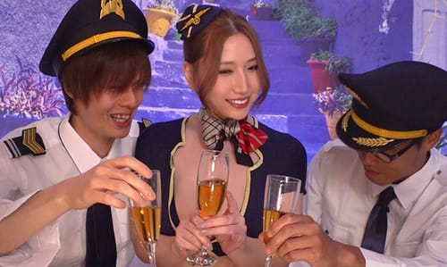 Để đảm bảo chất lượng bay, bé tiếp viên zú pự "phục vụ" cả hành khách lẫn cơ trưởng