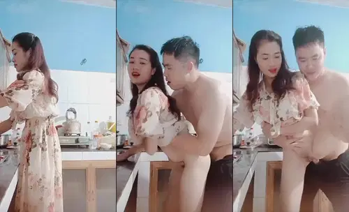Em đang nấu ăn anh cũng kéo váy em lên chịch ngay tại bếp