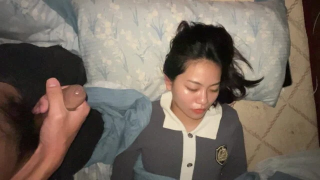 Lén vào phòng lúc em ngủ chỉ dám đứng quay tay xuất lên tóc em
