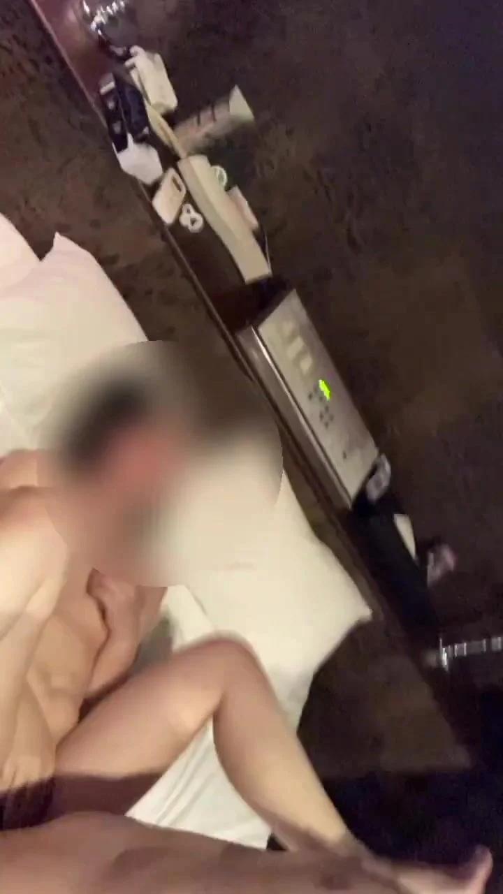 " tao gửi clip này chồng mày thì sao nhỉ" - Vụng trộm vợ bạn thân