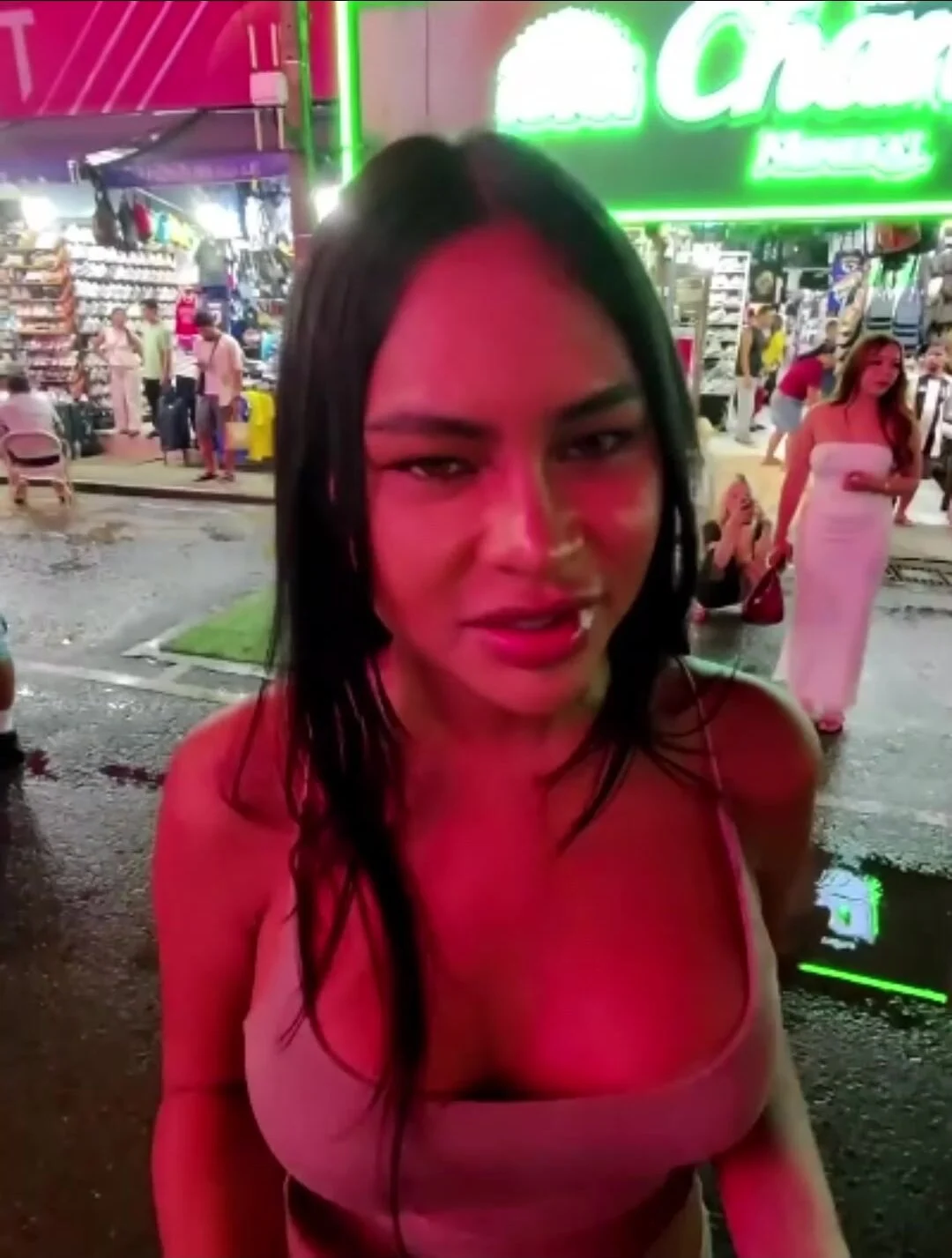 Tây đi đá phò Thái Lan ở phố đi bộ