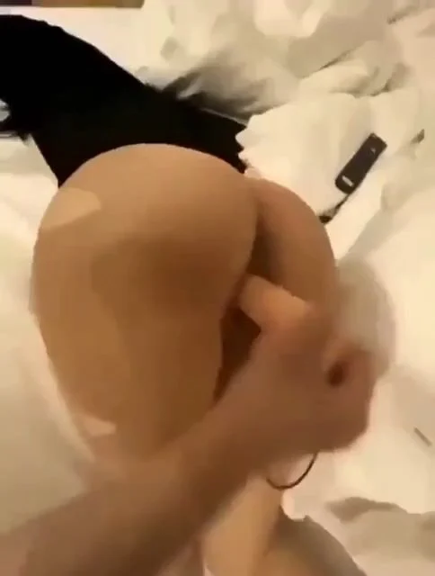 Tuột quần nhỏ em họ nhét sex toy vào lồn nó